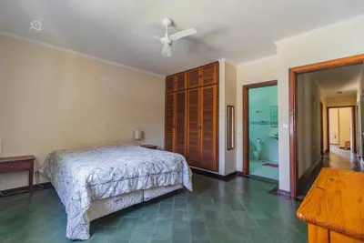 Casa - Assobradada com 5 dormitórios (sendo 5 suite(s)) a 0,00 metros praia.