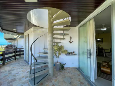 Apartamento - Cobertura com 3 quartos (sendo 1 suite(s)) a 200,00 metros praia.