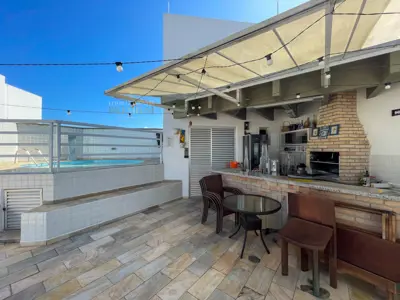 Apartamento - Cobertura com 3 quartos (sendo 1 suite(s)) a 200,00 metros praia.