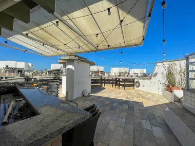 Apartamento - Cobertura com 3 quartos (sendo 1 suite(s)) a 200,00 metros praia.