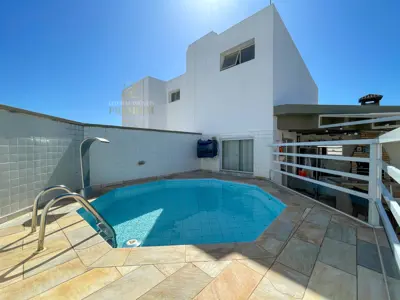 Apartamento - Cobertura com 3 quartos (sendo 1 suite(s)) a 200,00 metros praia.