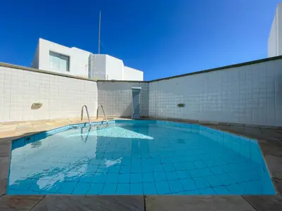 Apartamento - Cobertura com 3 quartos (sendo 1 suite(s)) a 200,00 metros praia.