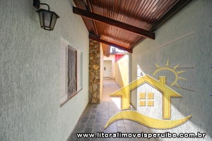 Casa - Térrea com 2 quartos (sendo 1 suite(s)) a 600,00 metros praia.