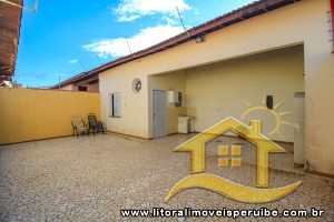 Casa - Térrea com 2 quartos (sendo 1 suite(s)) a 600,00 metros praia.