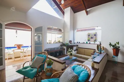 Casa - Sobrado com 3 quartos (sendo 1 suite(s)) a 0,00 metros praia.