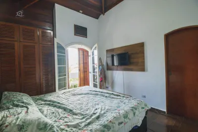 Casa - Sobrado com 3 quartos (sendo 1 suite(s)) a 0,00 metros praia.