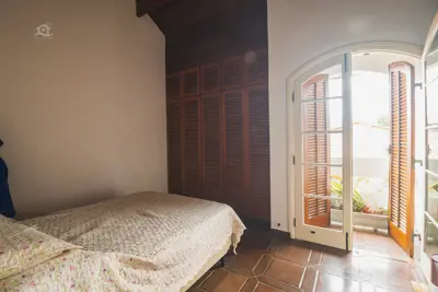 Casa - Sobrado com 3 quartos (sendo 1 suite(s)) a 0,00 metros praia.