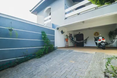 Casa - Sobrado com 3 quartos (sendo 1 suite(s)) a 0,00 metros praia.