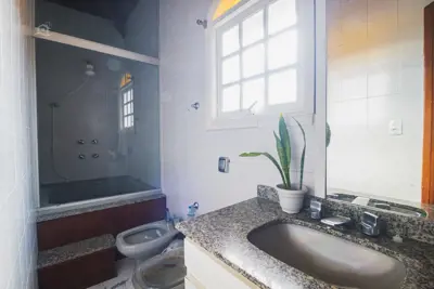 Casa - Sobrado com 3 quartos (sendo 1 suite(s)) a 0,00 metros praia.