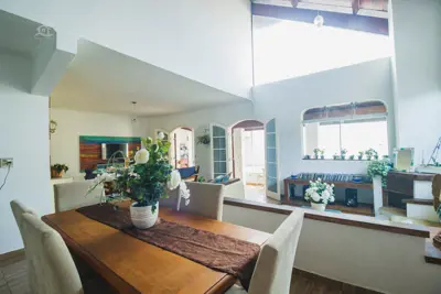 Casa - Sobrado com 3 quartos (sendo 1 suite(s)) a 0,00 metros praia.