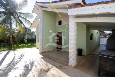 Casa - Térrea com 3 dormitórios (sendo 1 suite(s)) a 600,00 metros praia.