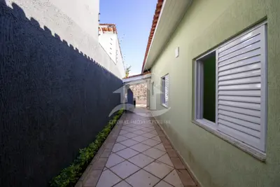 Casa - Térrea com 3 dormitórios (sendo 1 suite(s)) a 600,00 metros praia.