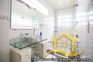 Casa - Térrea com 3 quartos (sendo 1 suite(s)) a 100,00 metros praia.