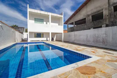 Casa - Assobradada com 4 dormitórios (sendo 1 suite(s)) a 900,00 metros praia.