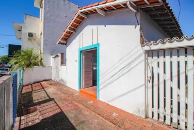 Terreno - Amplo com 0 dormitórios (sendo 0 suite(s)) a 200,00 metros praia.