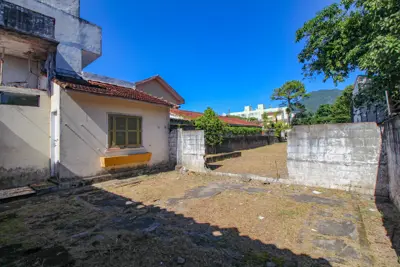 Terreno - Amplo com 0 dormitórios (sendo 0 suite(s)) a 200,00 metros praia.