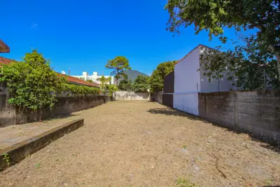 Terreno - Amplo com 0 dormitórios (sendo 0 suite(s)) a 200,00 metros praia.