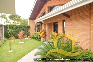 Casa - Térrea com 3 dormitórios (sendo 2 suite(s)) a 250,00 metros praia.