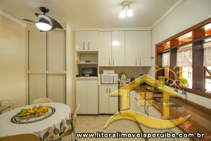 Casa - Térrea com 3 dormitórios (sendo 2 suite(s)) a 250,00 metros praia.