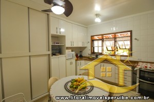 Casa - Térrea com 3 dormitórios (sendo 2 suite(s)) a 250,00 metros praia.