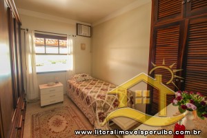 Casa - Térrea com 3 dormitórios (sendo 2 suite(s)) a 250,00 metros praia.