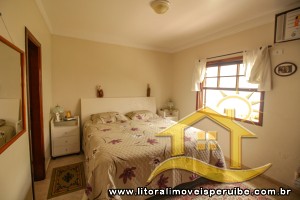 Casa - Térrea com 3 dormitórios (sendo 2 suite(s)) a 250,00 metros praia.