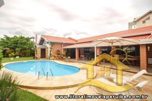 Casa - Térrea com 3 dormitórios (sendo 2 suite(s)) a 250,00 metros praia.