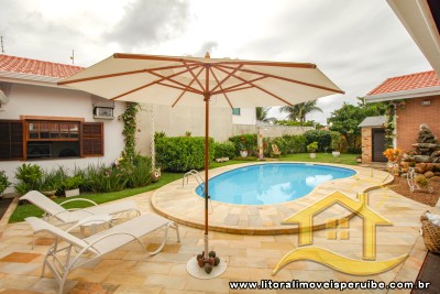 Casa - Térrea com 3 dormitórios (sendo 2 suite(s)) a 250,00 metros praia.