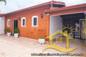 Casa - Térrea com 5 quartos (sendo 1 suite(s)) a 190,00 metros praia.