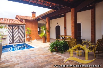 Casa - Térrea com 5 quartos (sendo 1 suite(s)) a 190,00 metros praia.