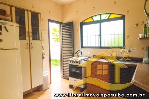 Casa - Térrea com 5 quartos (sendo 1 suite(s)) a 190,00 metros praia.
