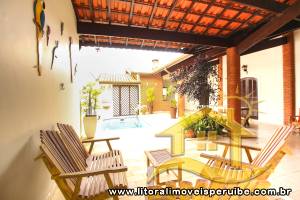 Casa - Térrea com 5 quartos (sendo 1 suite(s)) a 190,00 metros praia.
