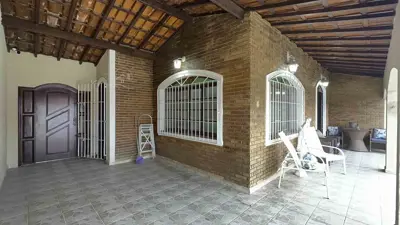 Casa - Térrea com 3 quartos (sendo 1 suite(s)) a 200,00 metros praia.