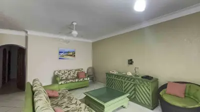 Casa - Térrea com 3 quartos (sendo 1 suite(s)) a 200,00 metros praia.
