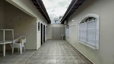 Casa - Térrea com 3 quartos (sendo 1 suite(s)) a 200,00 metros praia.