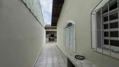 Casa - Térrea com 3 quartos (sendo 1 suite(s)) a 200,00 metros praia.
