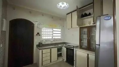 Casa - Térrea com 3 quartos (sendo 1 suite(s)) a 200,00 metros praia.