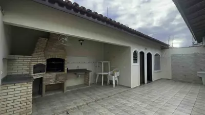 Casa - Térrea com 3 quartos (sendo 1 suite(s)) a 200,00 metros praia.