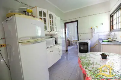 Casa - Térrea com 3 dormitórios (sendo 1 suite(s)) a 1000,00 metros praia.