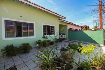 Casa - Térrea com 3 dormitórios (sendo 1 suite(s)) a 1000,00 metros praia.