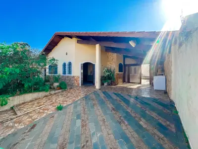 Casa - Térrea com piscina com 3 quartos (sendo 1 suite(s)) a 700,00 metros praia.