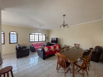 Casa - Térrea com piscina com 3 quartos (sendo 1 suite(s)) a 700,00 metros praia.