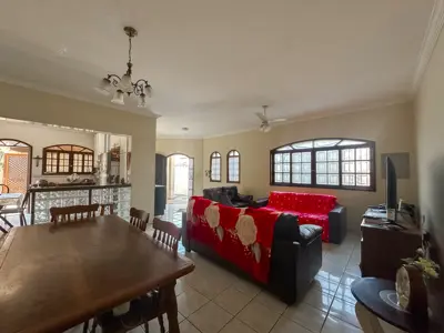 Casa - Térrea com piscina com 3 quartos (sendo 1 suite(s)) a 700,00 metros praia.