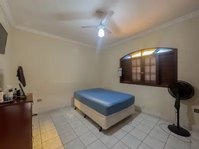 Casa - Térrea com piscina com 3 quartos (sendo 1 suite(s)) a 700,00 metros praia.