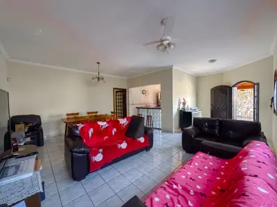 Casa - Térrea com piscina com 3 quartos (sendo 1 suite(s)) a 700,00 metros praia.