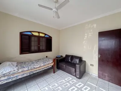 Casa - Térrea com piscina com 3 quartos (sendo 1 suite(s)) a 700,00 metros praia.