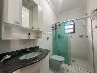 Casa - Térrea com piscina com 3 quartos (sendo 1 suite(s)) a 700,00 metros praia.