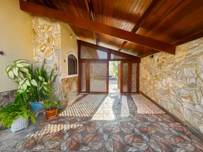 Casa - Térrea com piscina com 3 quartos (sendo 1 suite(s)) a 700,00 metros praia.