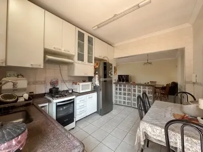 Casa - Térrea com piscina com 3 quartos (sendo 1 suite(s)) a 700,00 metros praia.