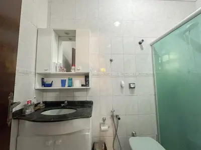 Casa - Térrea com piscina com 3 quartos (sendo 1 suite(s)) a 700,00 metros praia.